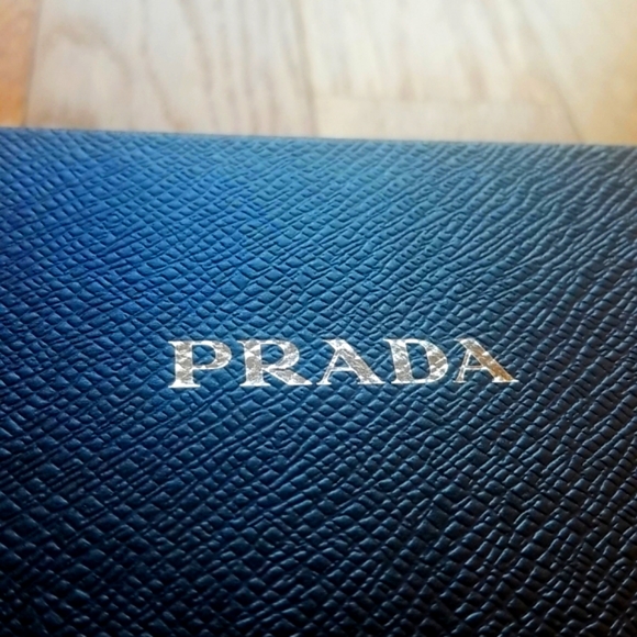 Prada sunglasses box - Picture 4 of 8